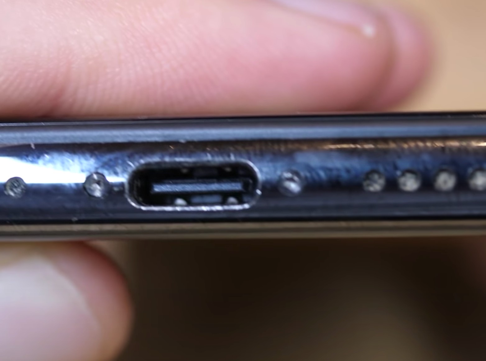 L'iPhone 15 sarà venduto con il cavo USB C , Apple costretta a