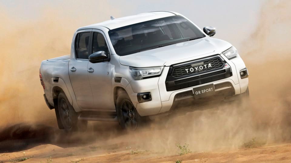 Toyota Hilux GR Sport: pick-up con estetica rivista ma stesso motore