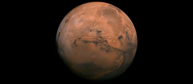 Su Marte sembra esserci un uomo sdraiato a guardare il rover (ma non è un uomo)