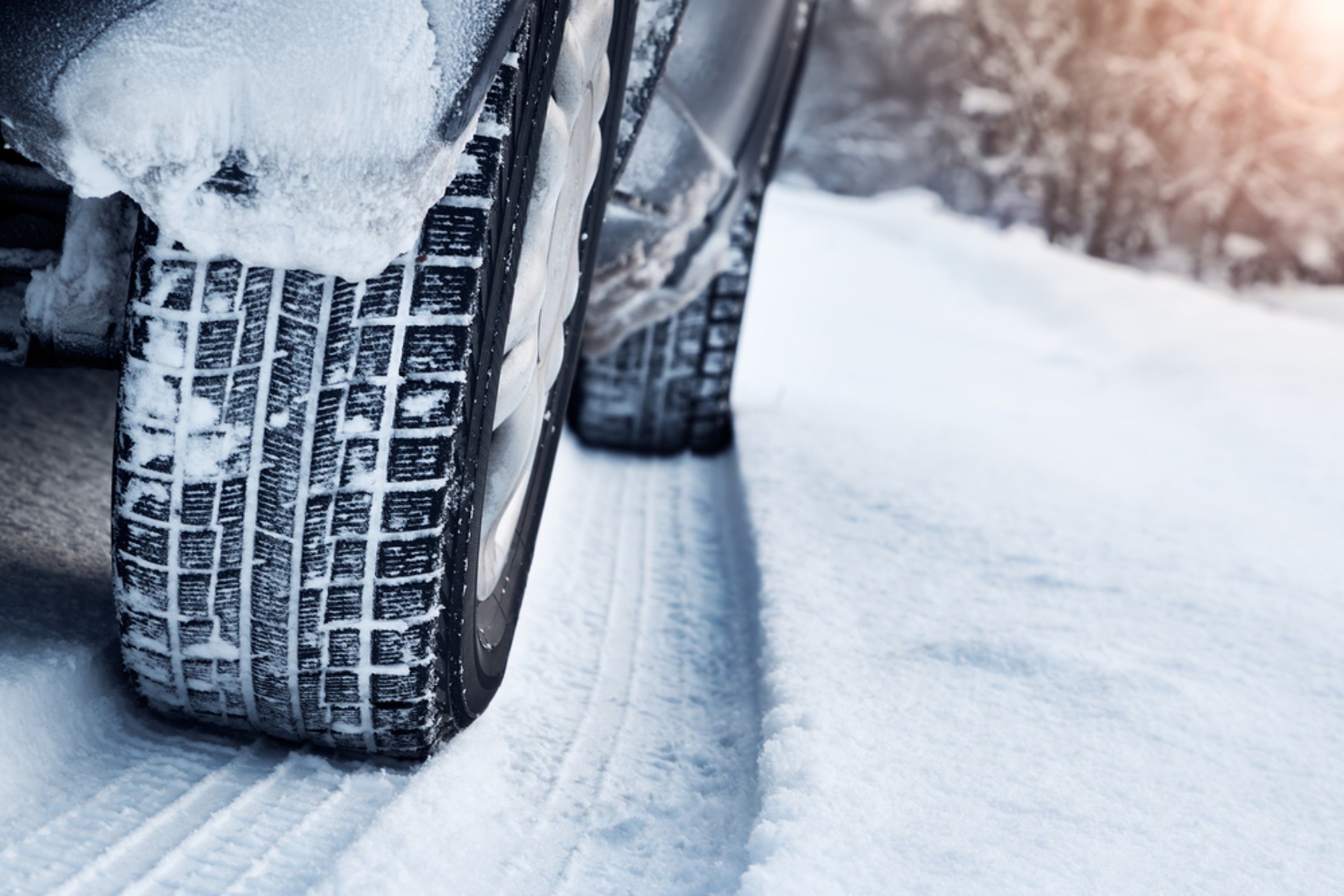 Viaggiare in auto con catene a bordo: ora si possono usare anche le calze  da neve