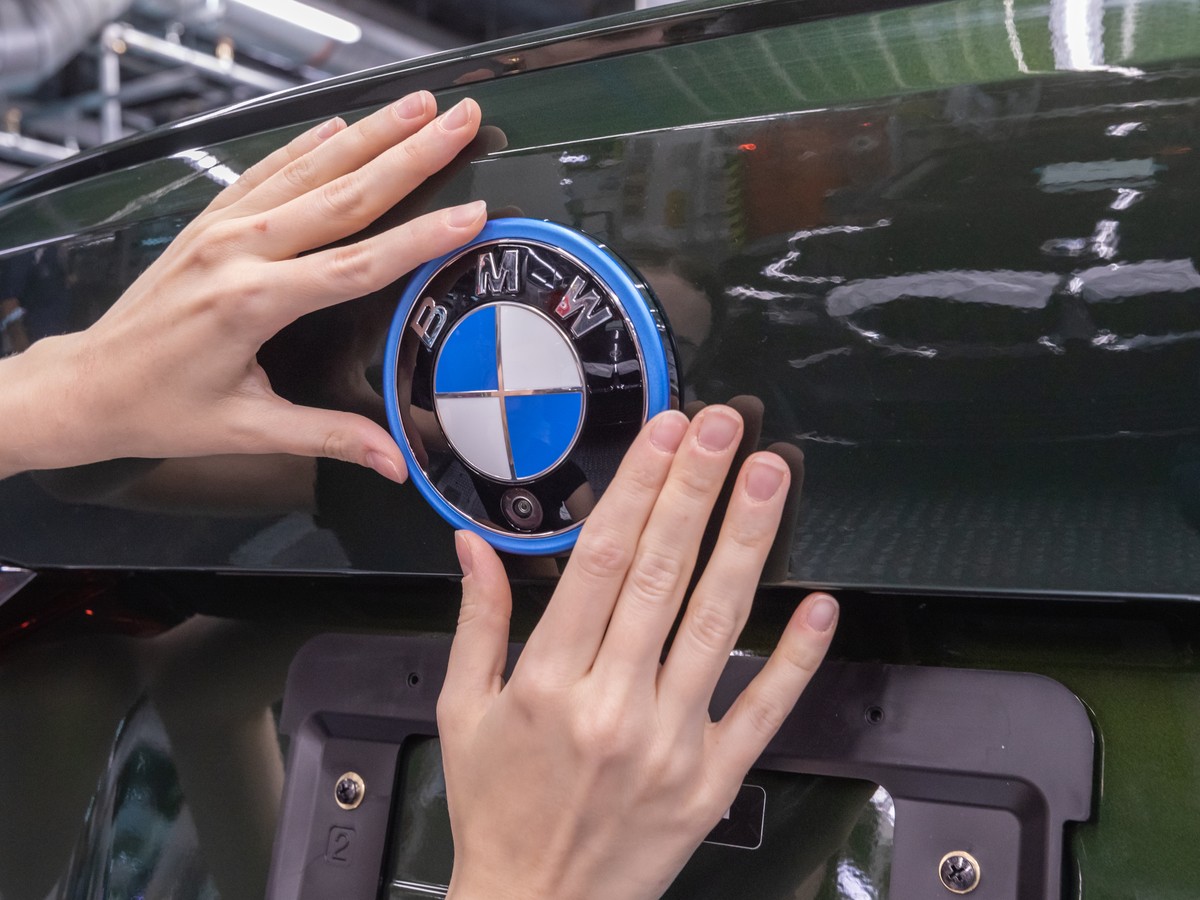 BMW, volante e sedili riscaldabili in abbonamento: il futuro è pay