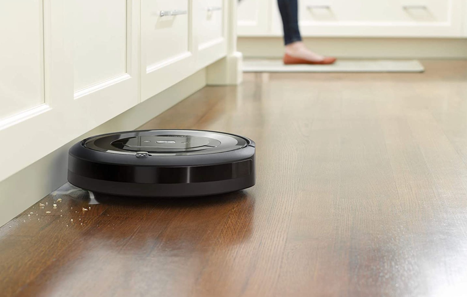 iRobot Aspirapolvere robot, Roomba e6192, 2 spazzole in gomma  multisuperficie, ideale per animali domestici, suggerimenti personalizzati,  compatibile con assistenti vocali, 33 W, nero 