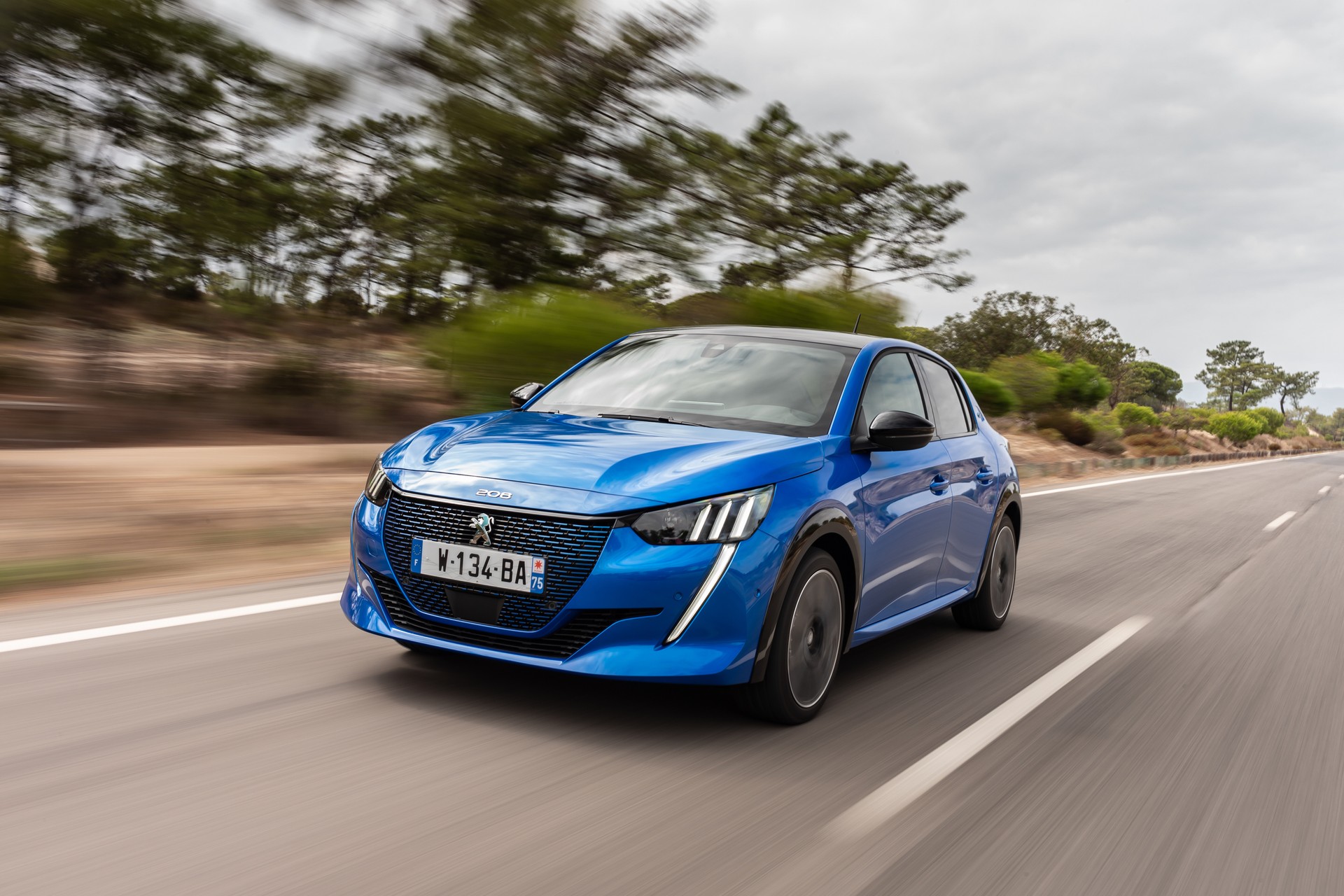 Peugeot e-208, cresce la potenza e l'autonomia arriva a 400 km