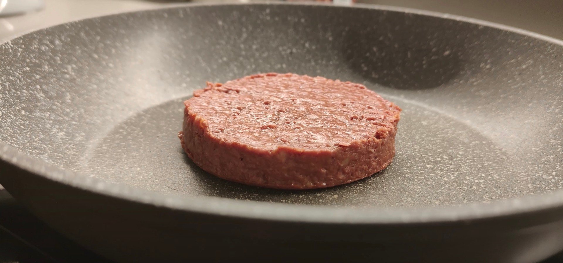 Carne vegana VS hamburger di manzo: quale inquina di più?