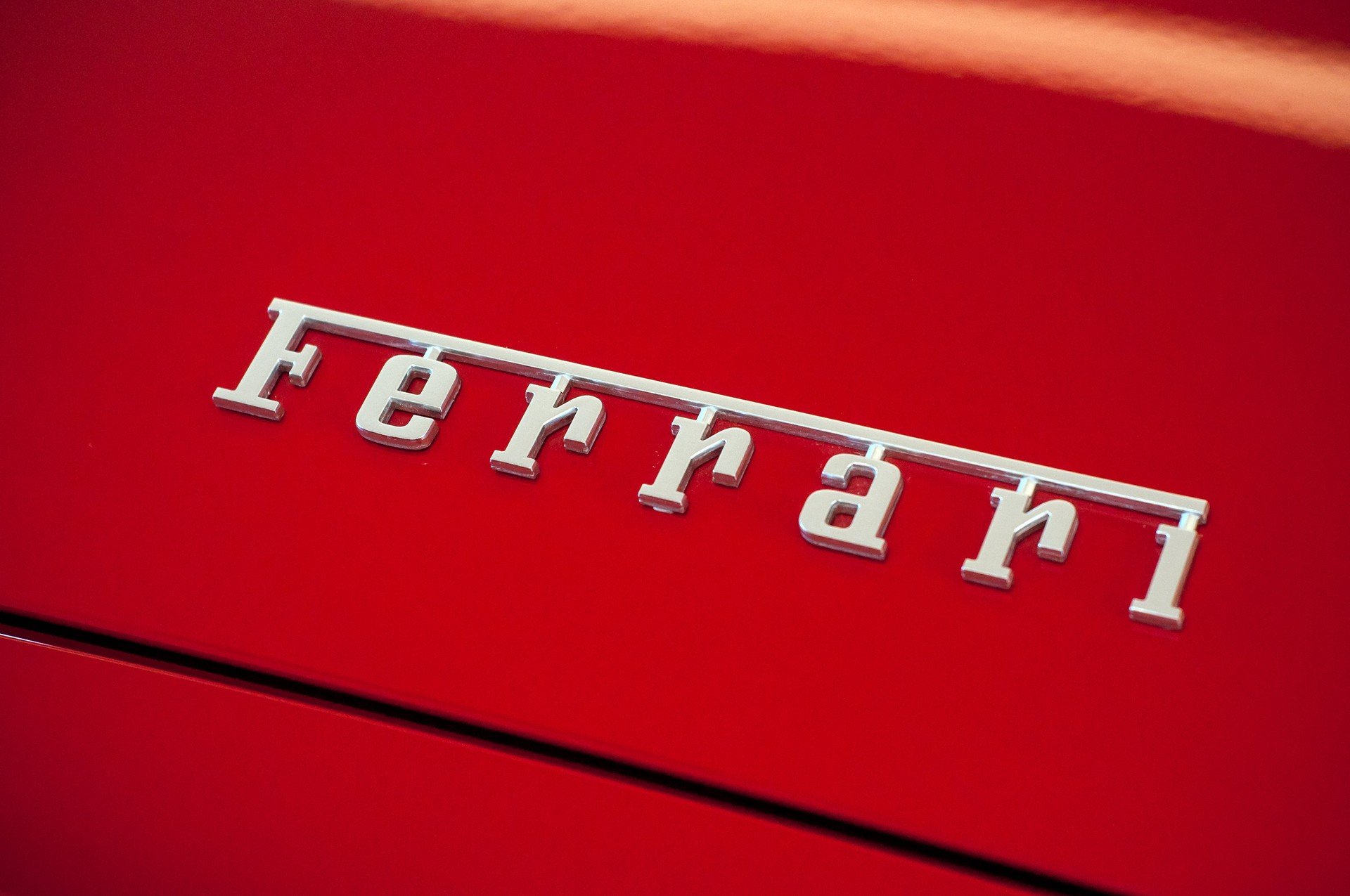 O novo supercarro da Ferrari continua seus testes de estrada.  fotos espiãs