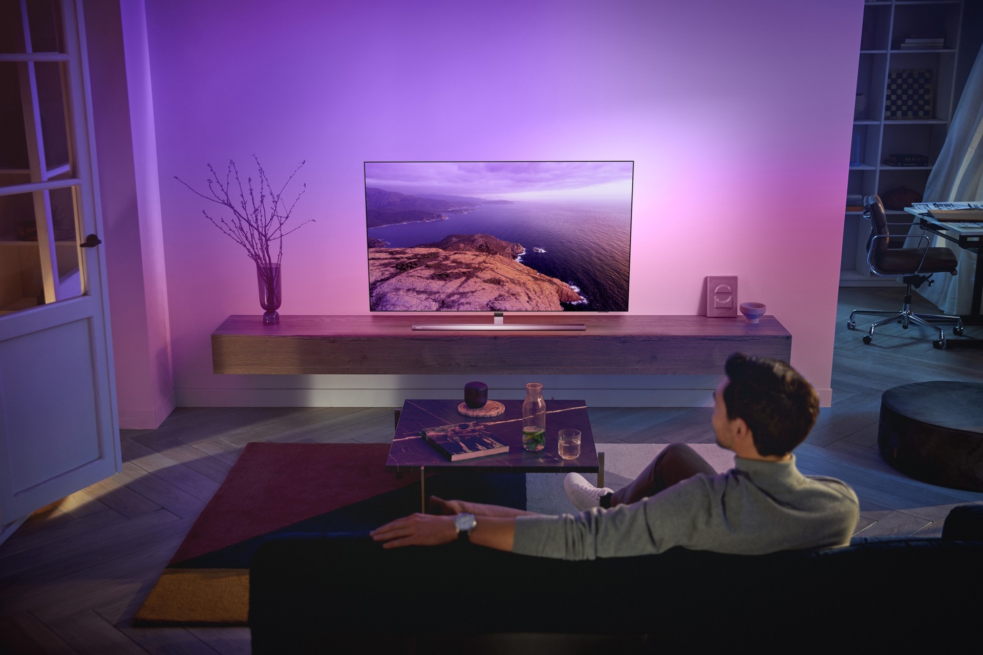 Philips OLED807 : TV 48″ à 77″ avec technologie OLED.EX et nouvel Ambilight
