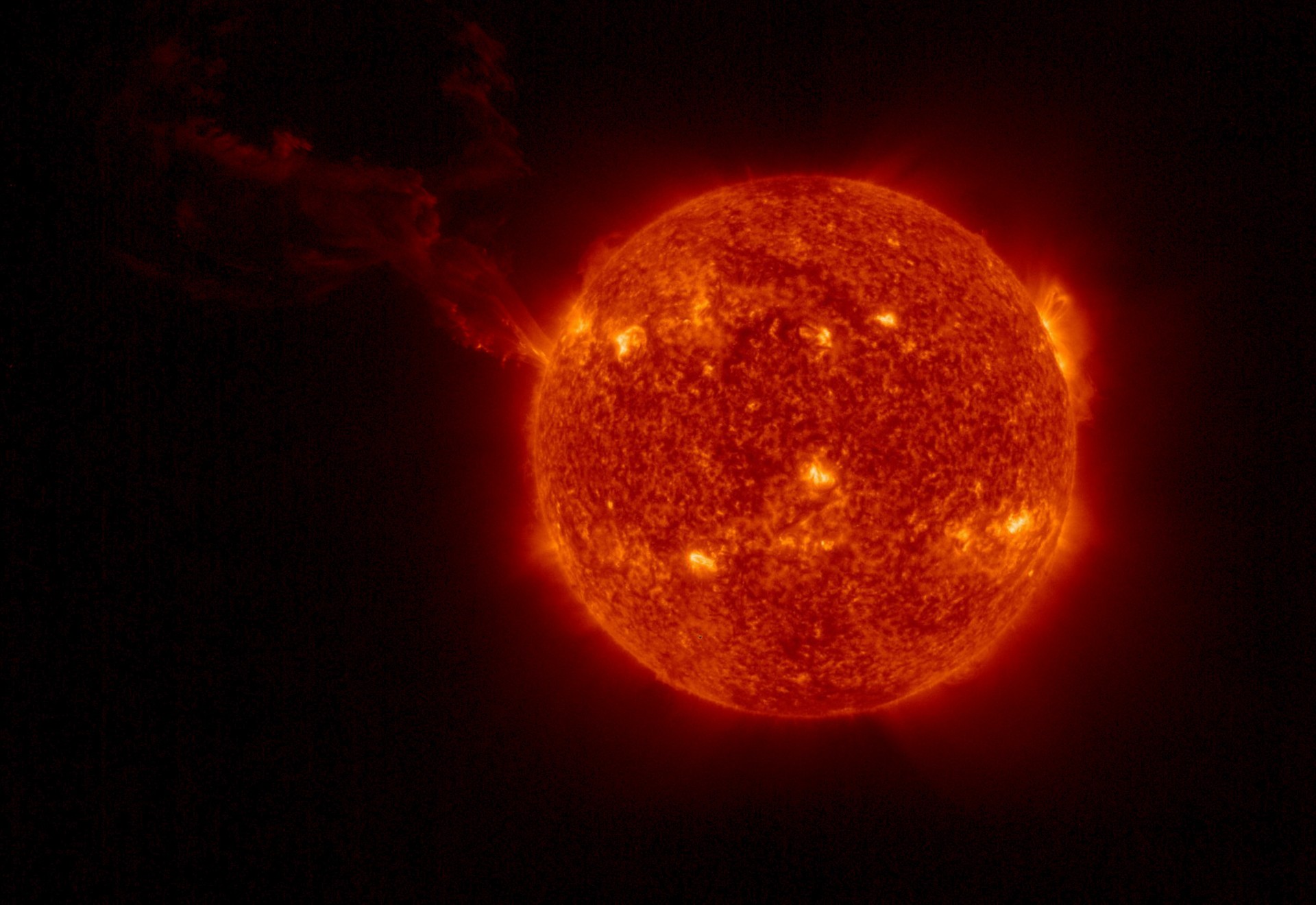 Eccezionale protuberanza solare di milioni di chilometri ripresa dal