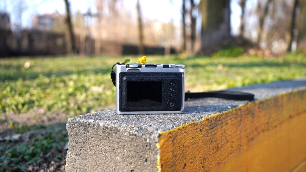 Recensione Fujifilm Instax mini Evo Hybrid: look analogico, cuore digitale