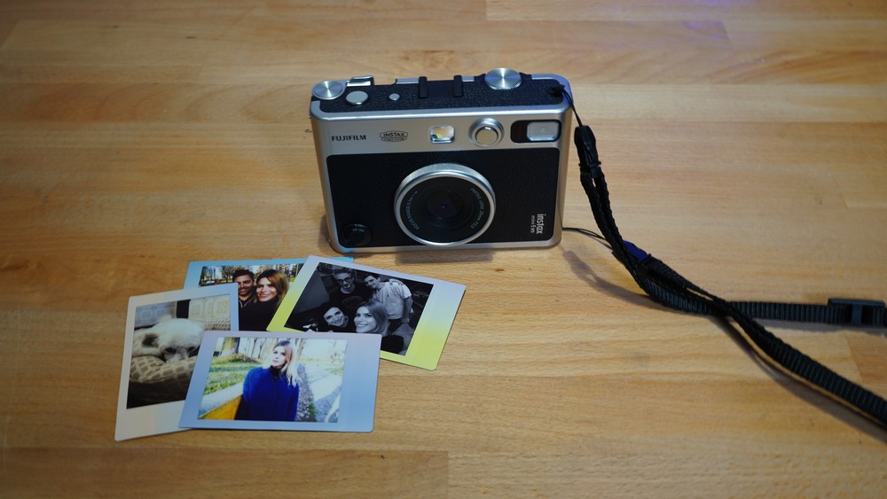 Recensione Fujifilm Instax mini Evo Hybrid: look analogico, cuore