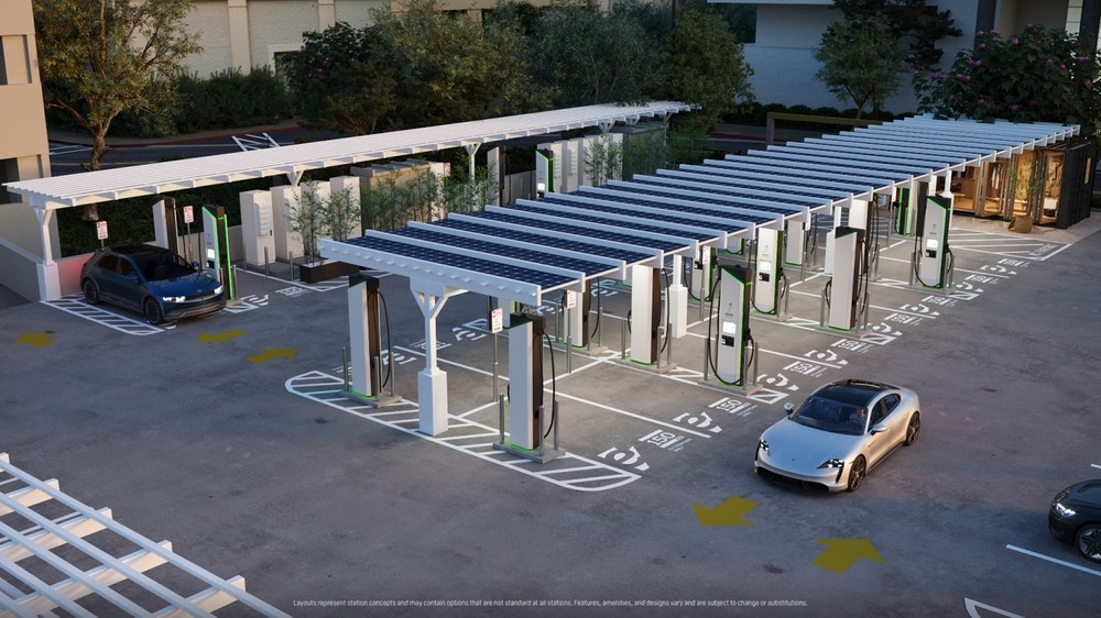 Immagini Stock - Stazione Di Ricarica EV Per Auto Elettrica Con App Mobile  Visualizza Lo Stato Del Caricatore. L'energia Elettrica È Prodotta Da  Risorse Sostenibili Da Fornire Alla Stazione Di Ricarica Al