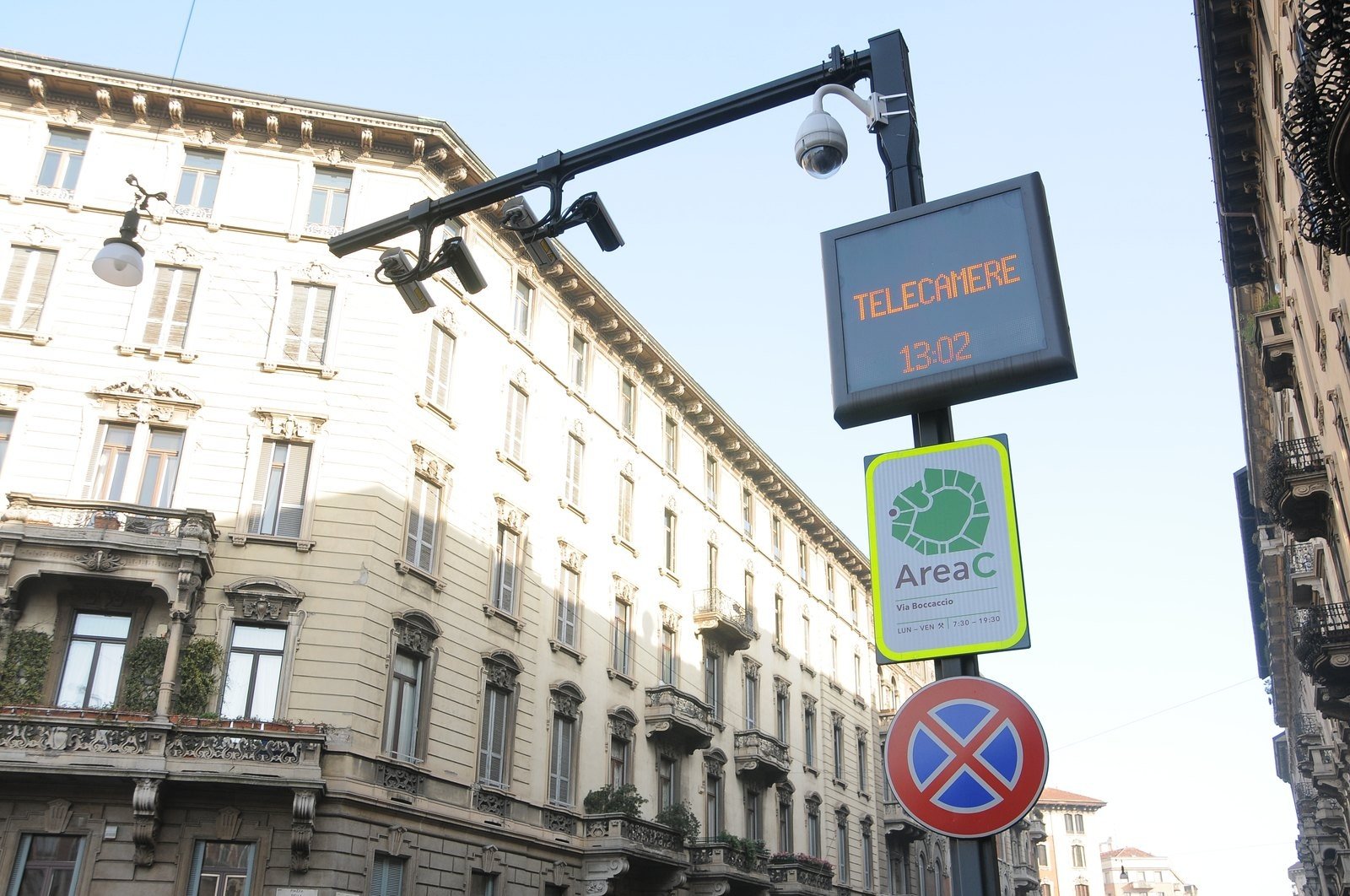 Milano, nuove regole alla mobilità: il ticket di Area C aumentato a 7,5 euro,  Area B vietata ai camion senza sensori