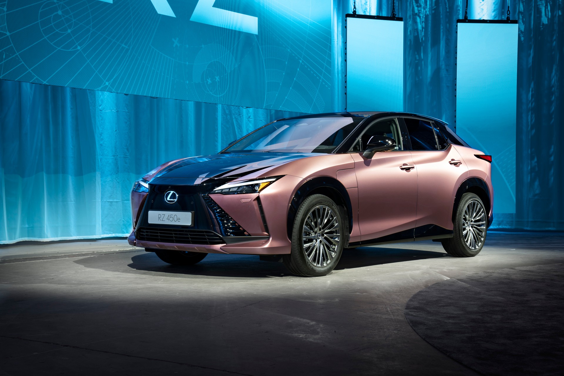 Lexus RZ 450e, debutta il nuovo SUV elettrico con 400 km di autonomia