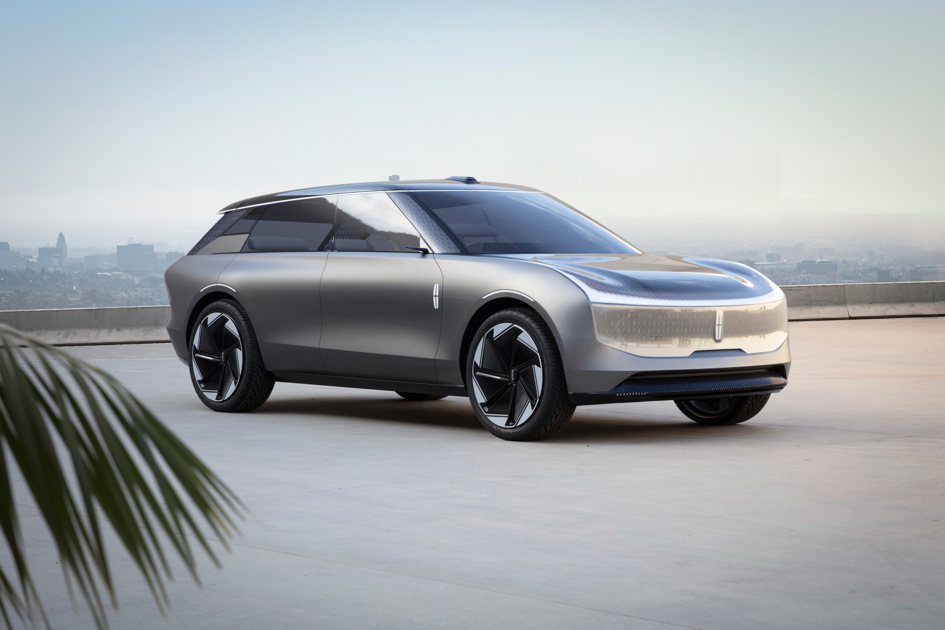 Lincoln, 4 vetture elettriche entro il 2026. Ecco la concept car Star