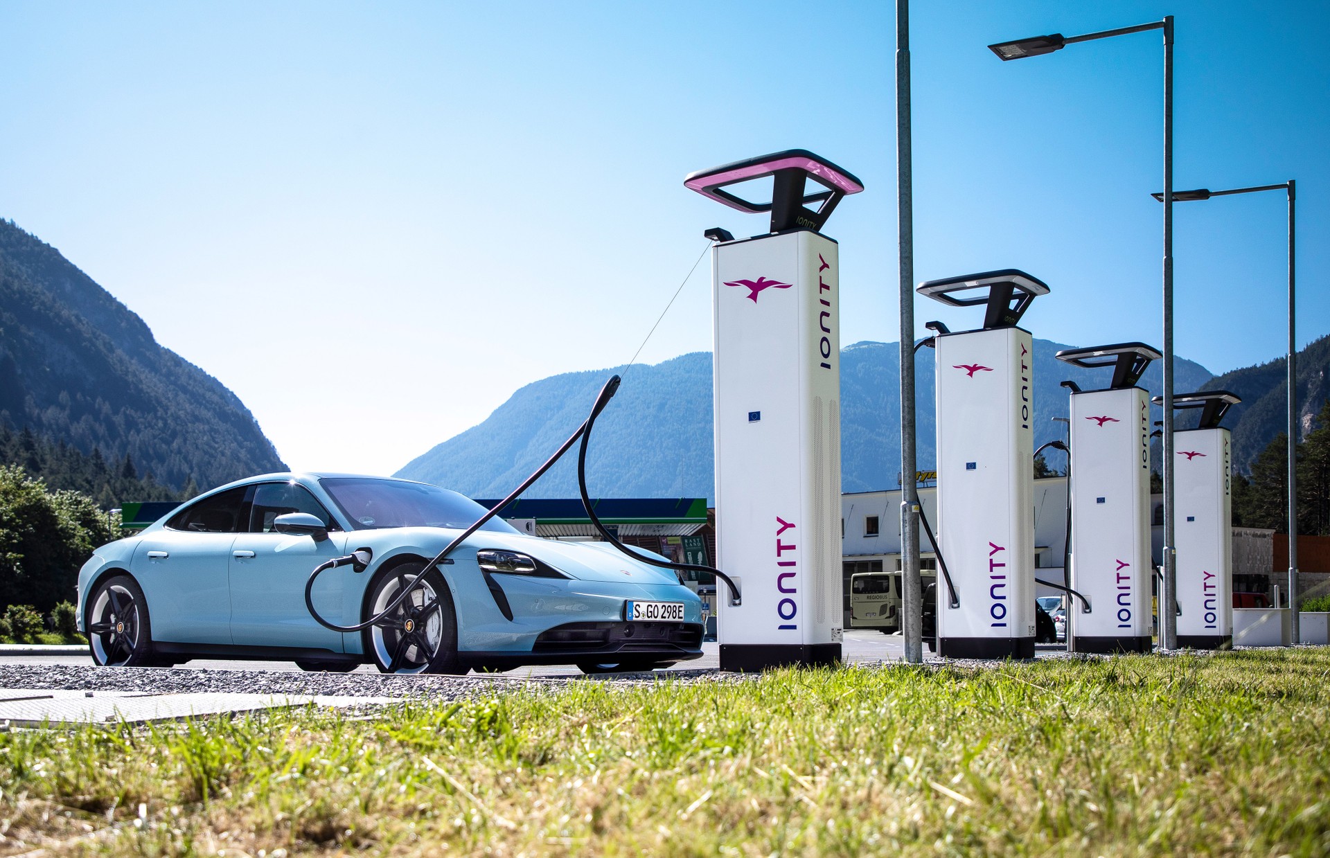 Tesla apre la stazione di ricarica per auto elettriche più grande