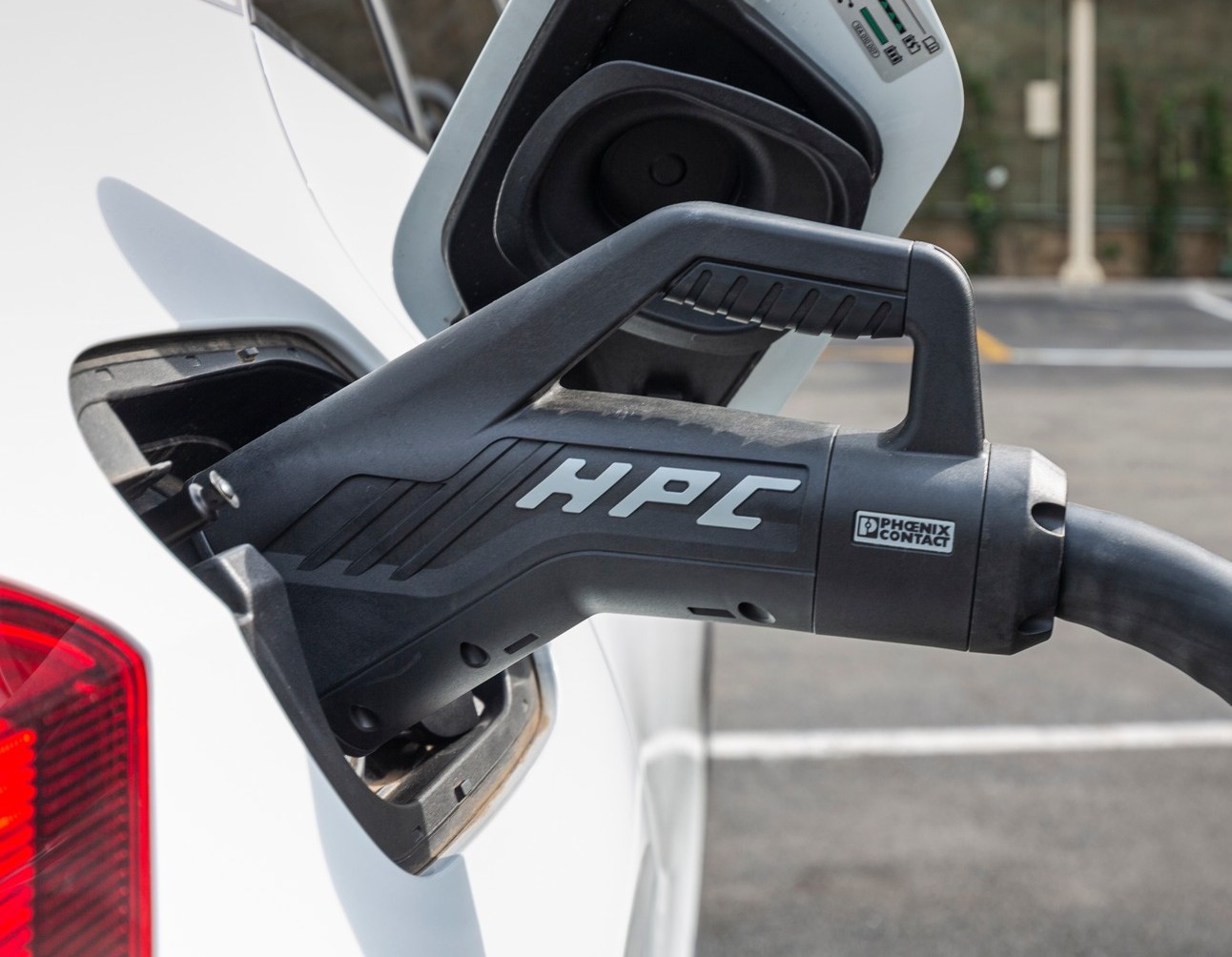 Alpitronic presenta la nuova colonnina Hypercharger da 400 kW 