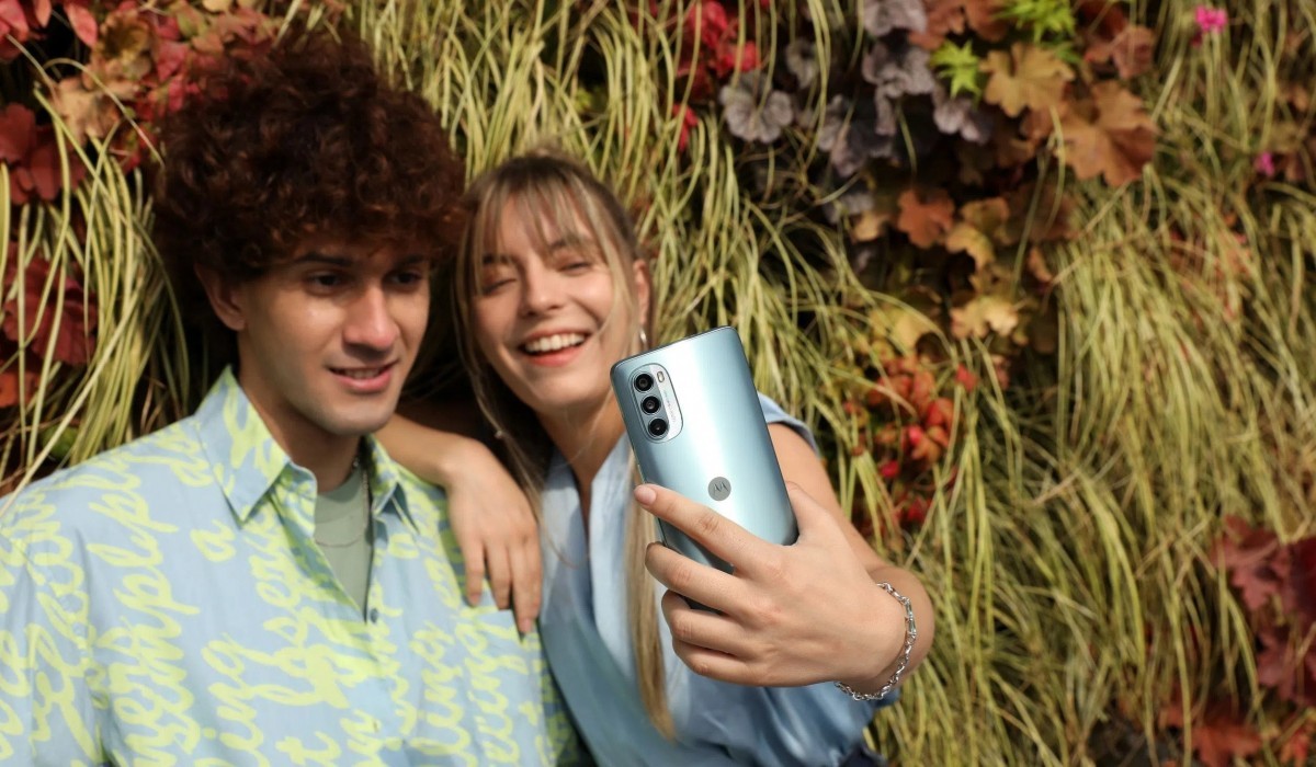 Motorola Moto G62 5G e G42 ufficiali: caratteristiche tecniche e immagini