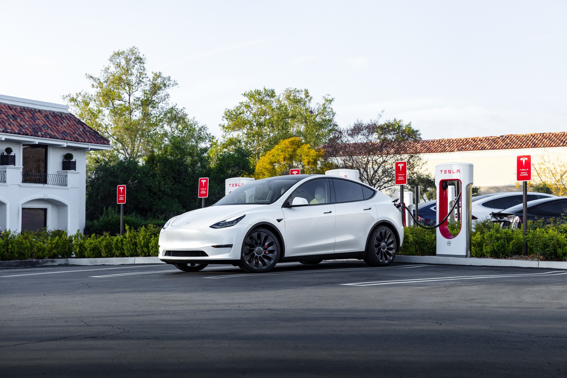 Tesla apre la stazione di ricarica per auto elettriche più grande