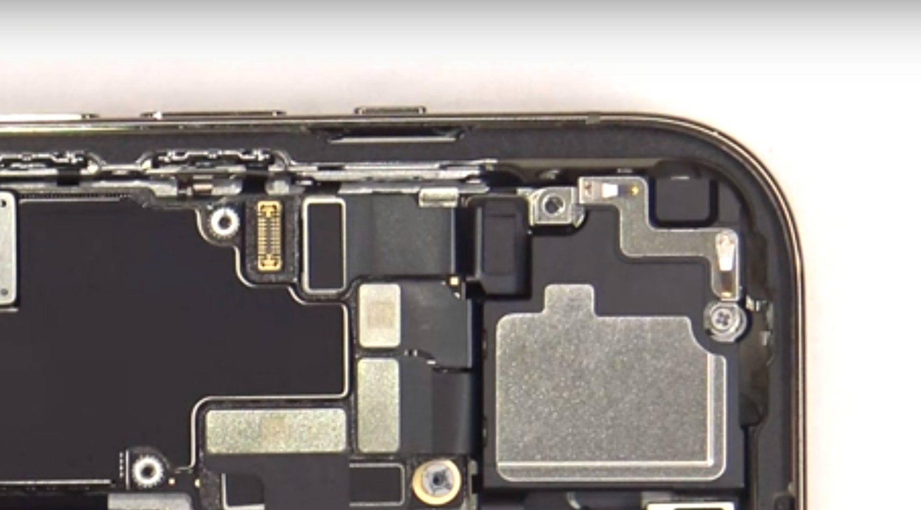 iPhone 14 Pro Max promosso nel primo teardown: la riparazione è