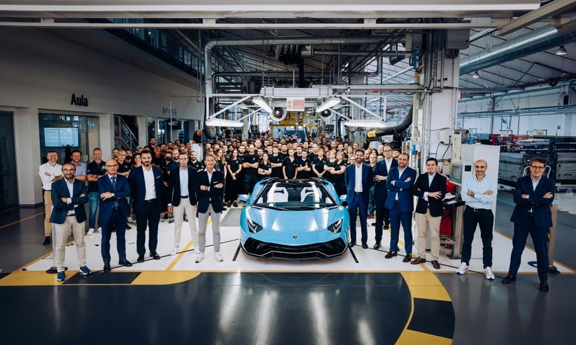 Lamborghini Aventador, si chiude un'era: terminata la produzione della  supercar V12 