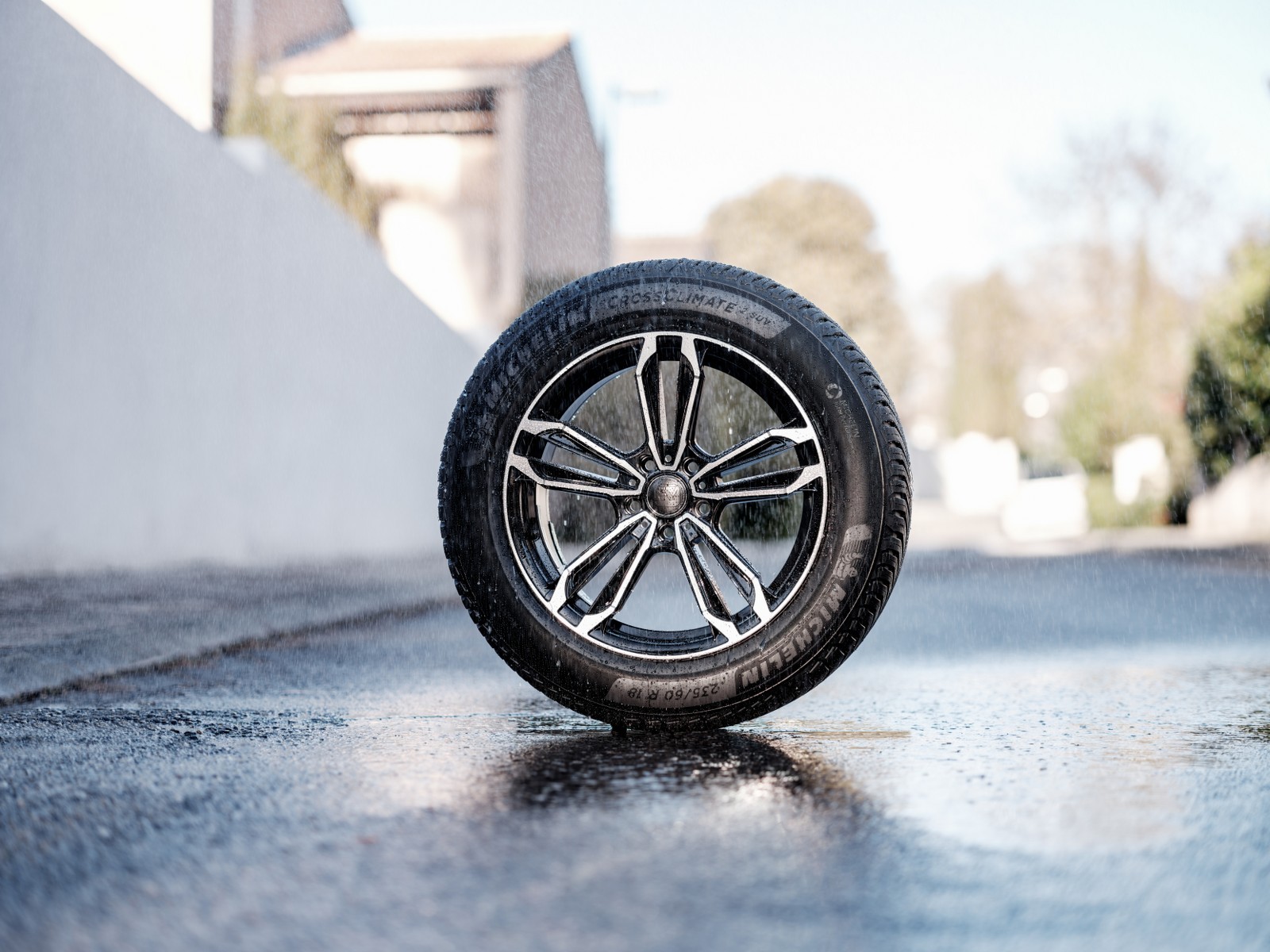 È sicuro montare le catene da neve su gomme estive? - TCS Svizzero