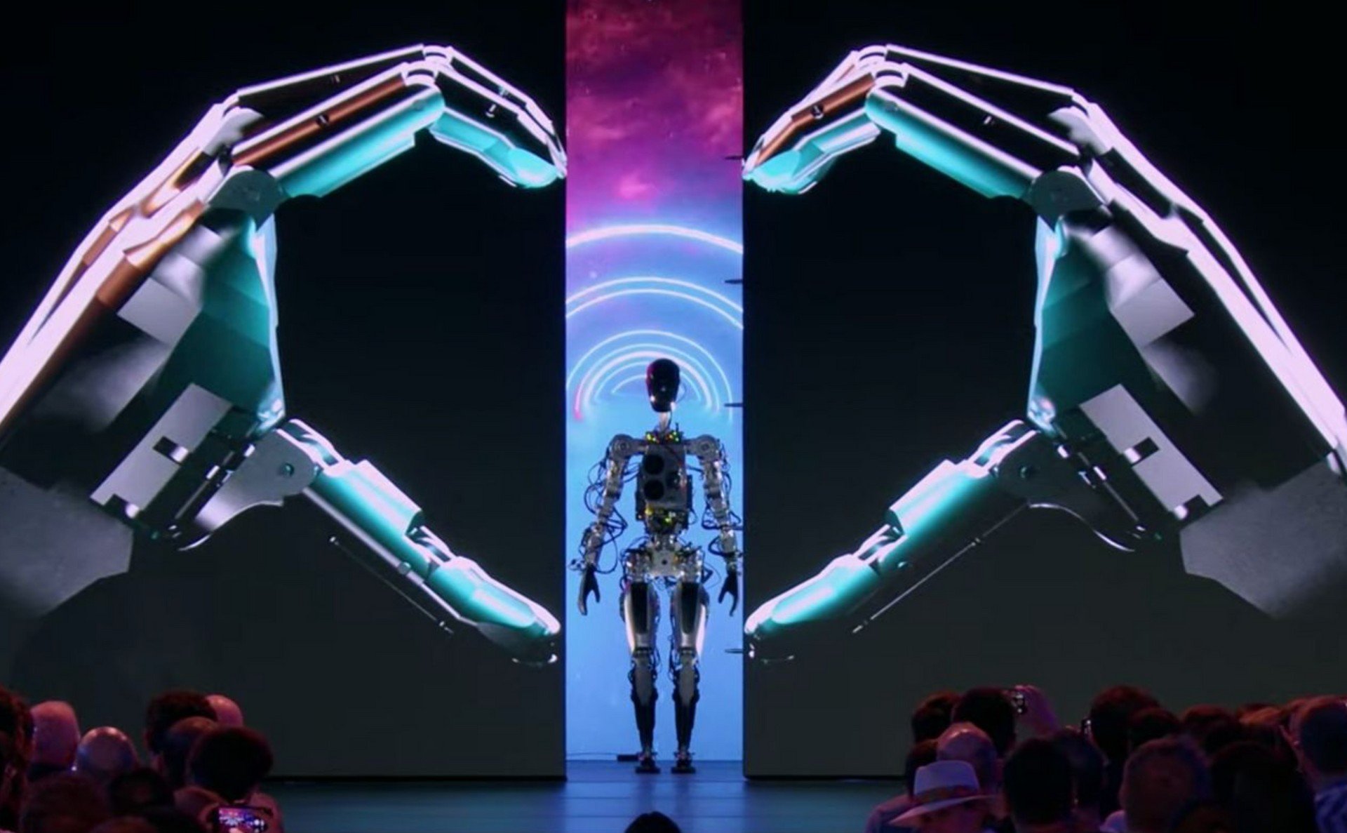 Elon Musk presenta Optimus, il suo robot umanoide