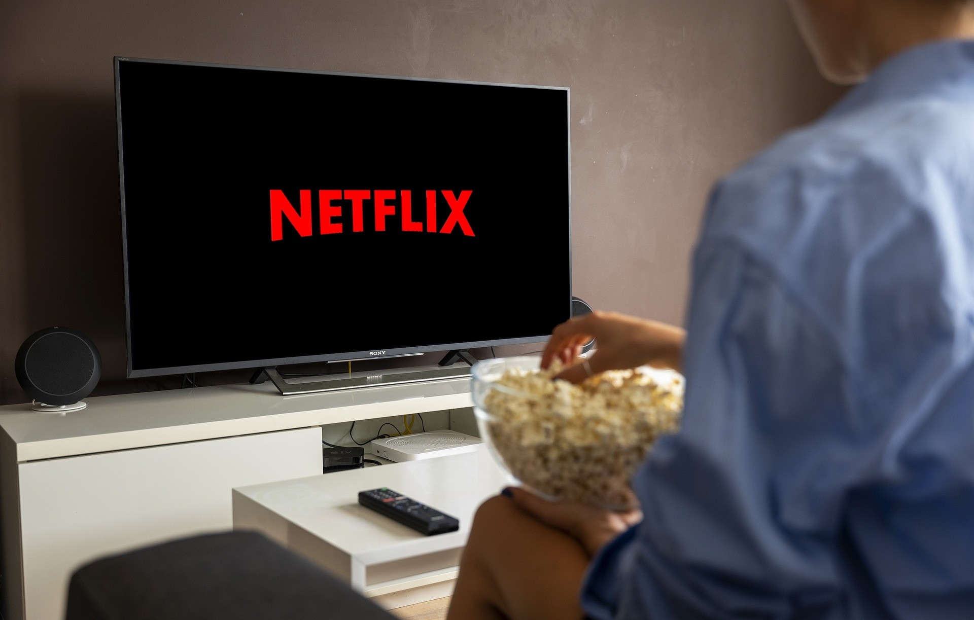 Netflix, oggi arriva in Italia il piano base con pubblicità: quanto ...