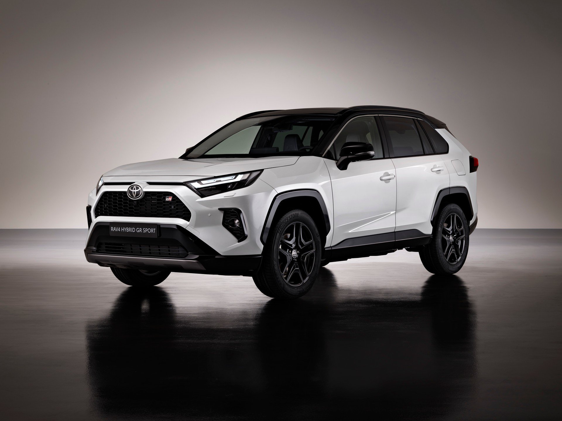 Toyota RAV4, anche per il SUV ibrido arriva la versione GR Sport