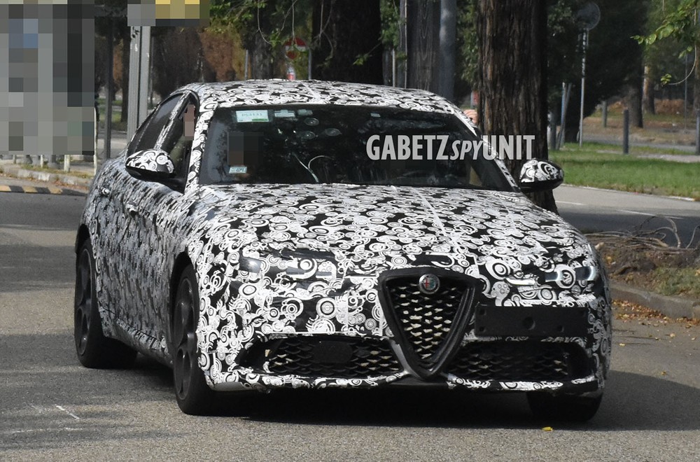 Alfa Romeo Giulia, continua il lavoro sul restyling: nuove foto spia 