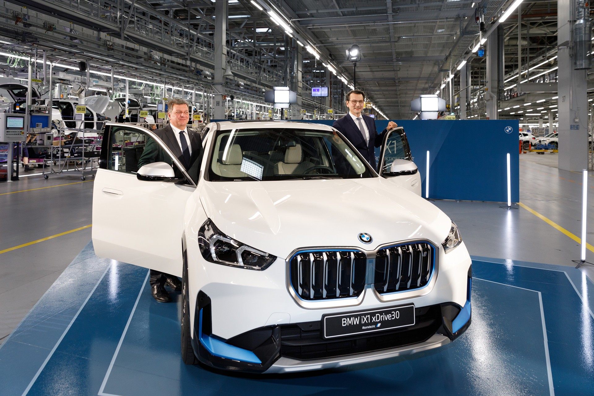 BMW iX1, parte la produzione del nuovo SUV elettrico 