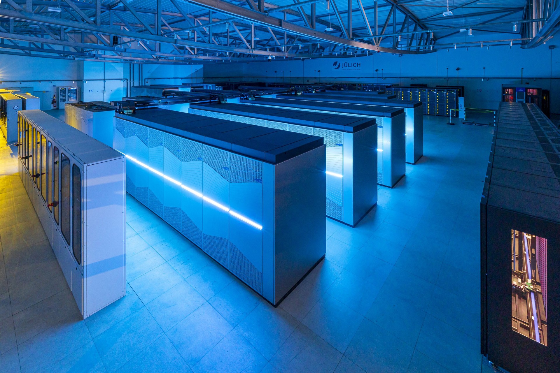 Supercomputer JUPITER porta l'Europa nell'esascala: potente come 5 ...
