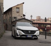 Peugeot 308 2018, prime immagini del restyling della compatta francese 