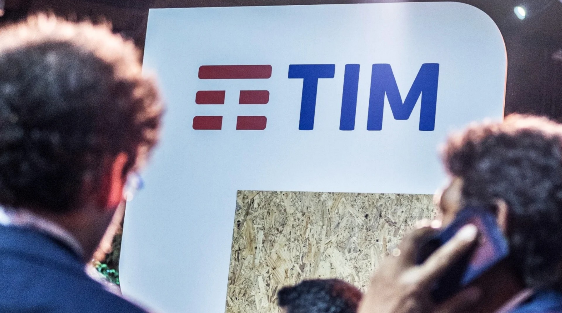 Tim, Kkr presenta offerta vincolante su rete fissa, chiede più