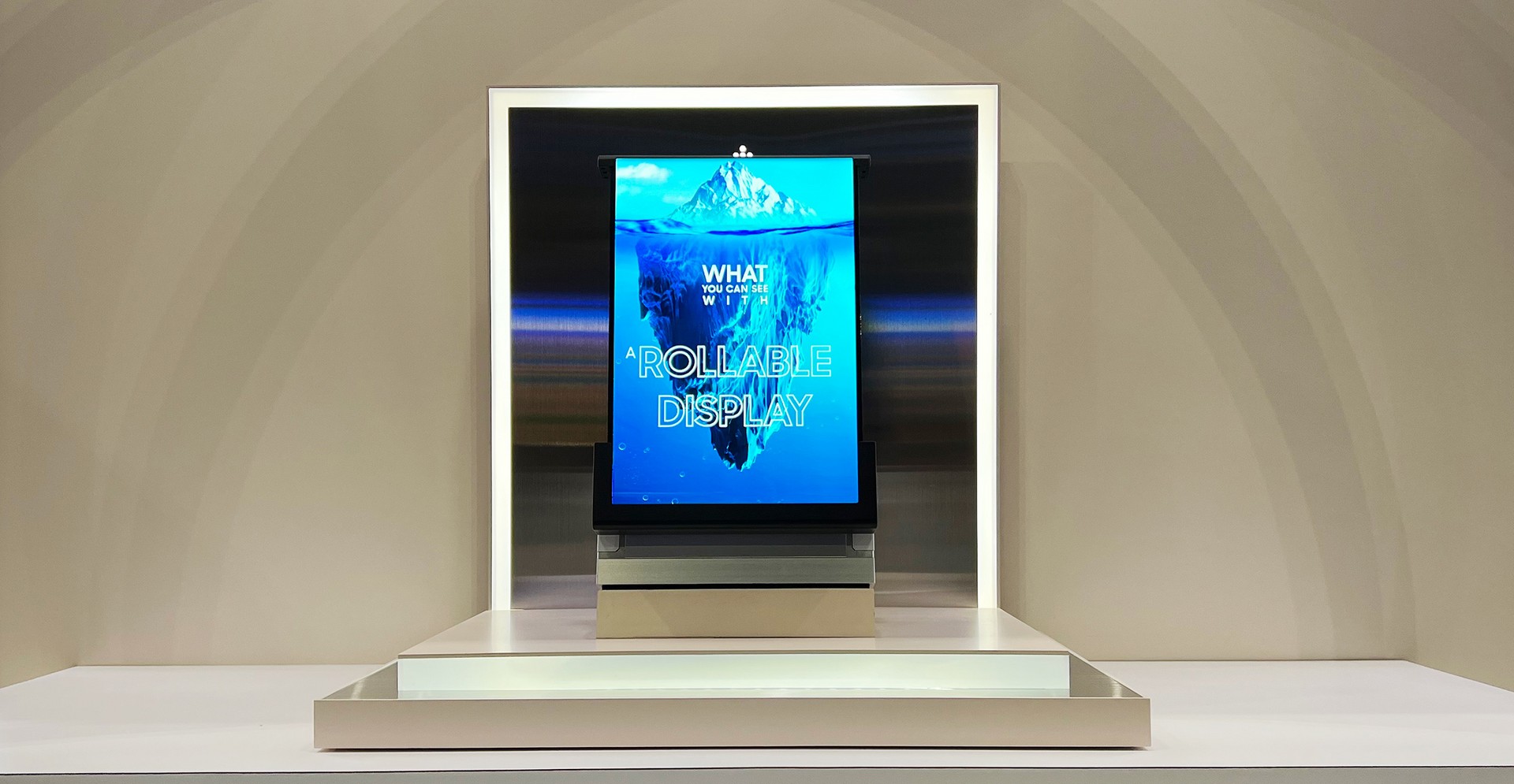 Samsung presenta un display arrotolabile da 12,4" ispirato alle... Pergamene