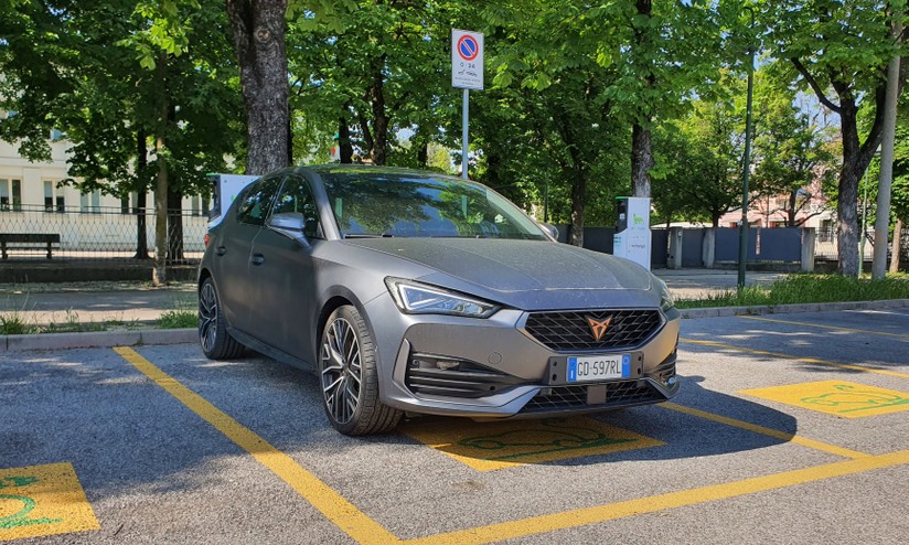 Cupra Leon ibrida plug-in: prestazioni e prezzi