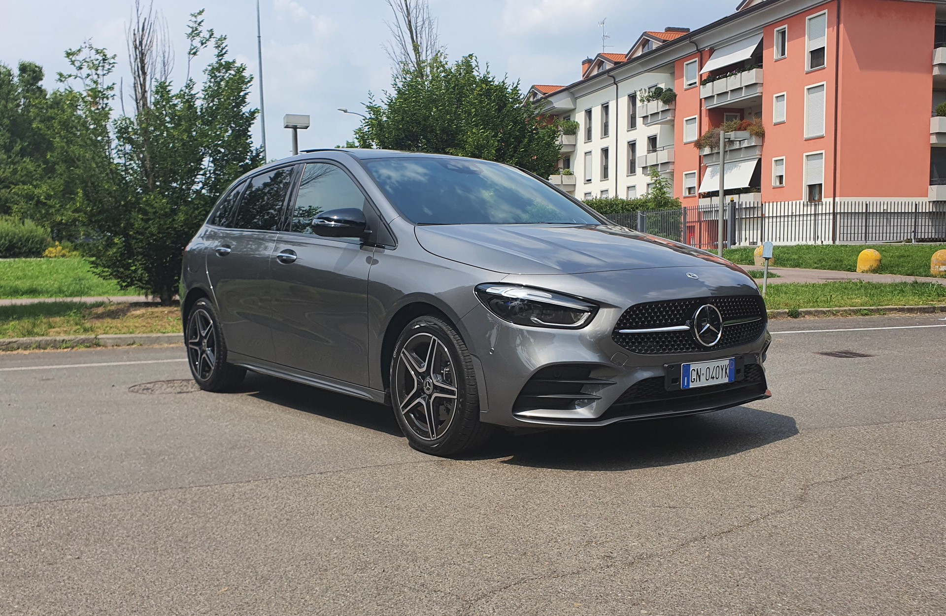 Mercedes-Benz B 200: dimensioni, interni, motori, prezzi e