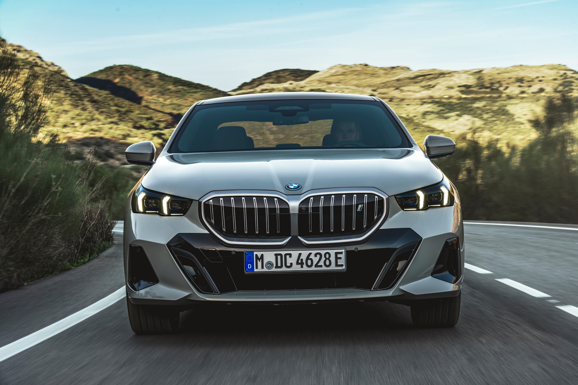 BMW i5 Touring, la station wagon elettrica torna a farsi vedere. Foto spia