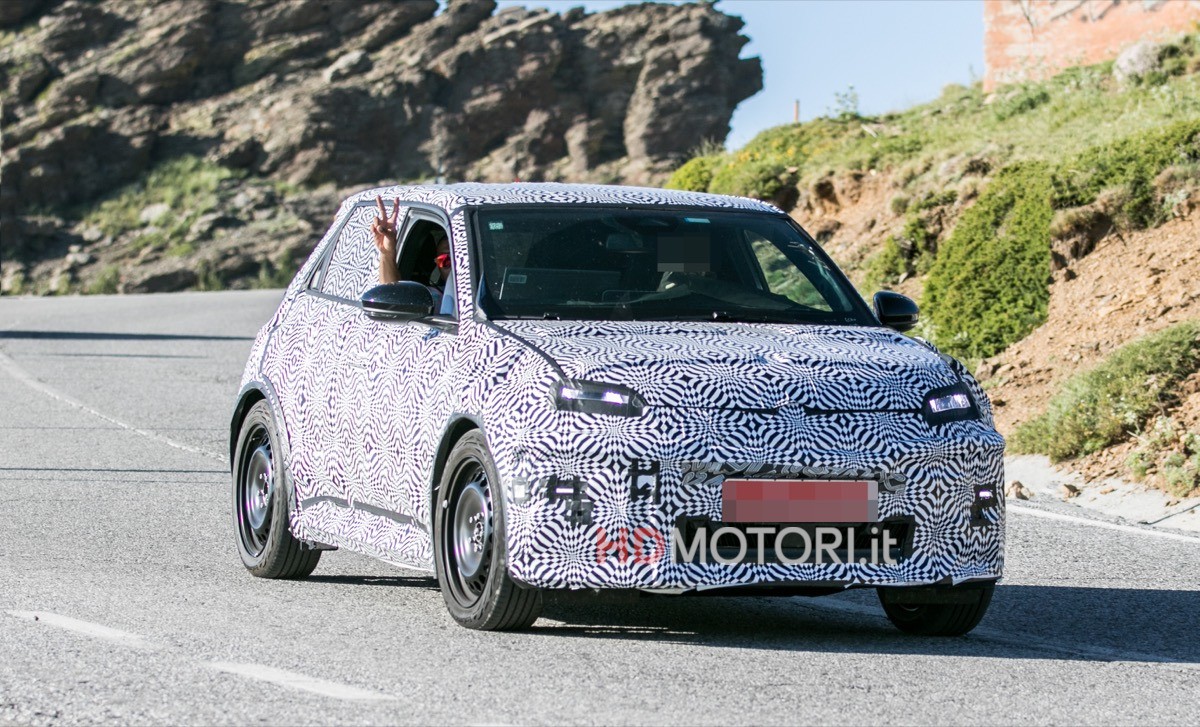 Renault 5 testing in an electric car continues on the road. Spy photos