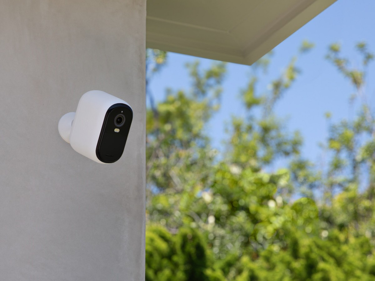 Arlo Essential 2 2K, Telecamera WiFi da Esterno Senza Fili, 6 mesi di autonomia, Visione Notturna a Colori, Illuminazione, Sirena, Audio Bidirezionale, 1 Telecamera Bianca