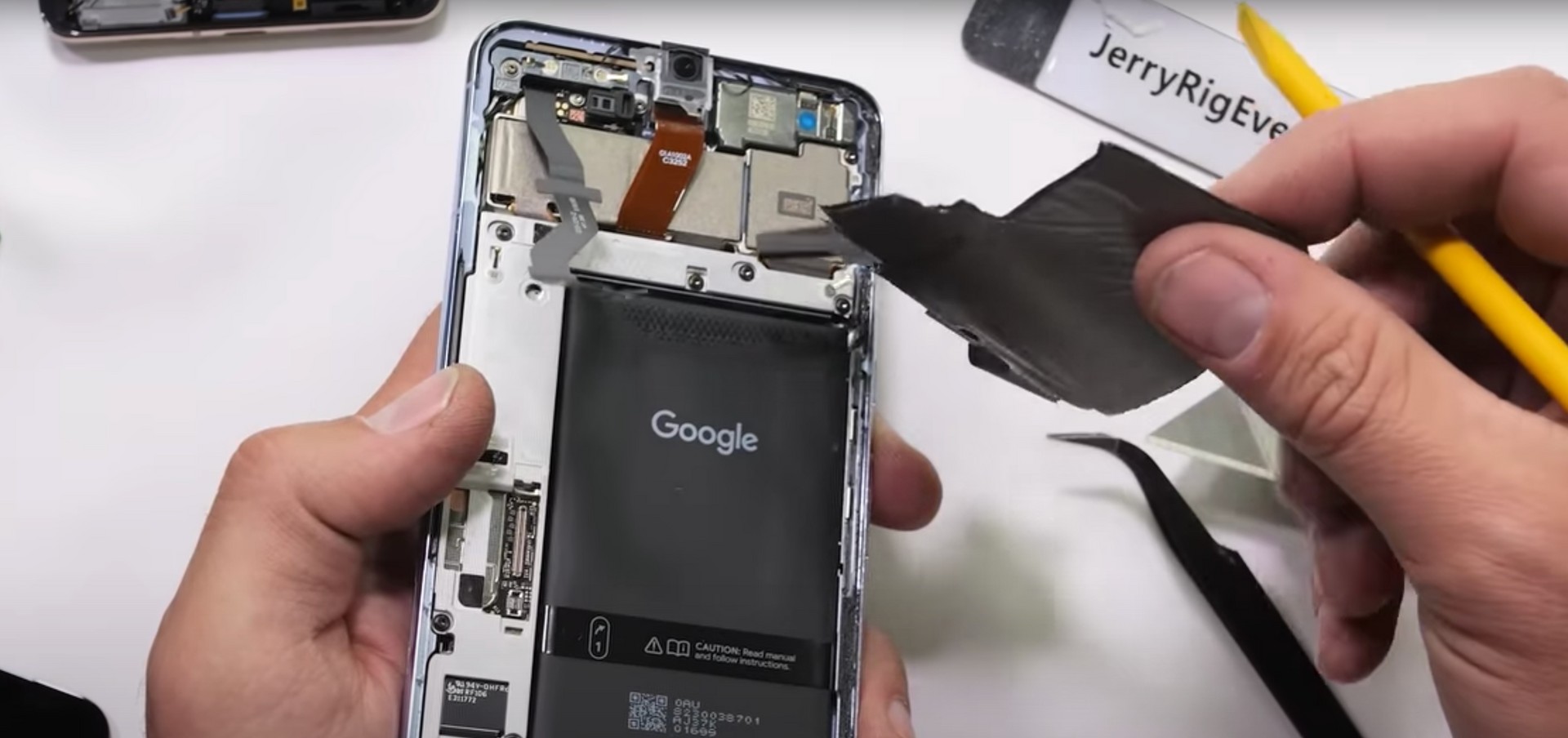 Pixel 8 Pro visto da dentro: il teardown