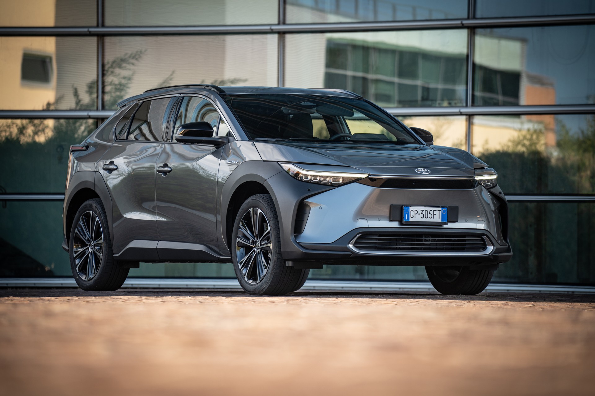 Toyota bZ4X, nuovi allestimenti per il SUV elettrico. Prezzi