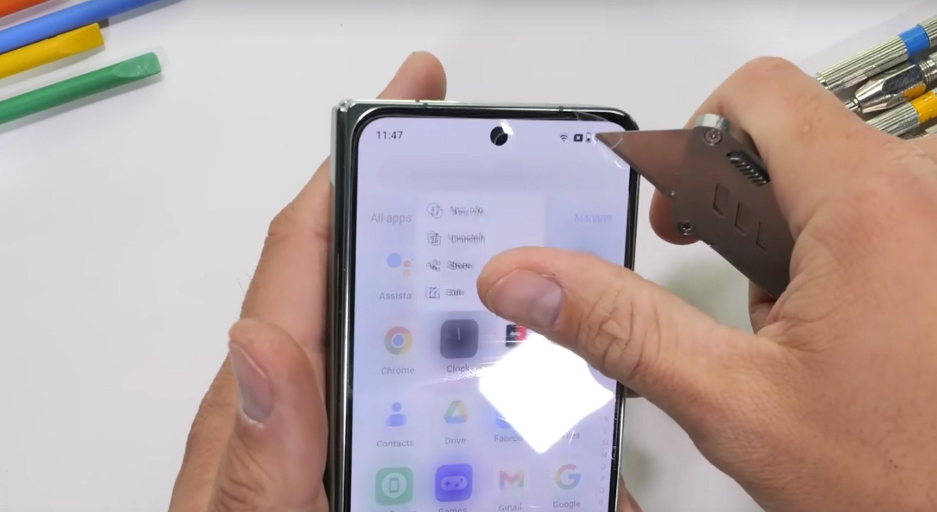 OnePlus Open è super resistente: il test di JerryRigEverything