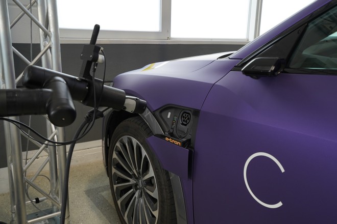 Bosch, al CES 2024 la tecnologia di ricarica autonoma. Un “robot” fa il pieno di energia
