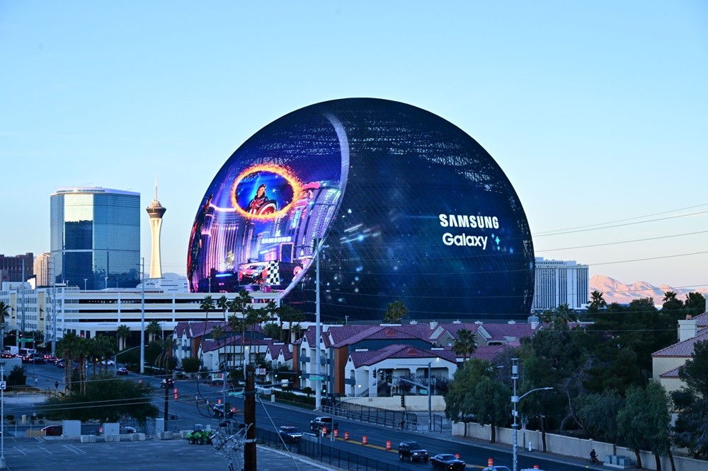 Samsung promuove l'Unpacked degli S24 sull'enorme Sphere del CES 2024