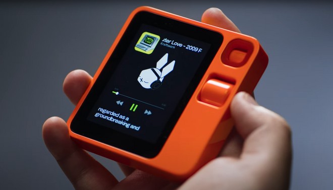 Rabbit r1 è il Tamagotchi del futuro: app addio, l’AI fa tutto al posto nostro