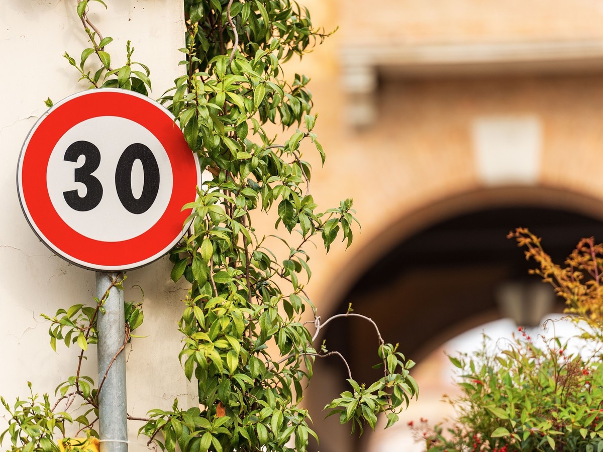 Sicurezza stradale: attivo il nuovo semaforo tra via Bologna, via