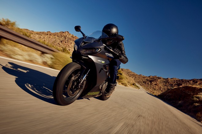 Triumph, torna la Daytona: ecco la nuova 660