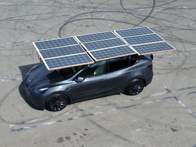 Tesla Model Y, un proprietario realizza uno speciale tetto con pannelli solari