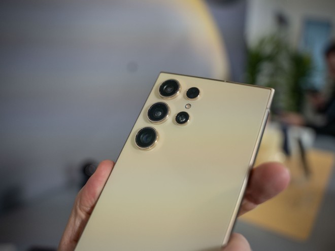 Galaxy S24 Ultra batte iPhone 15 Pro Max: memorie più veloci e maggiore autonomia