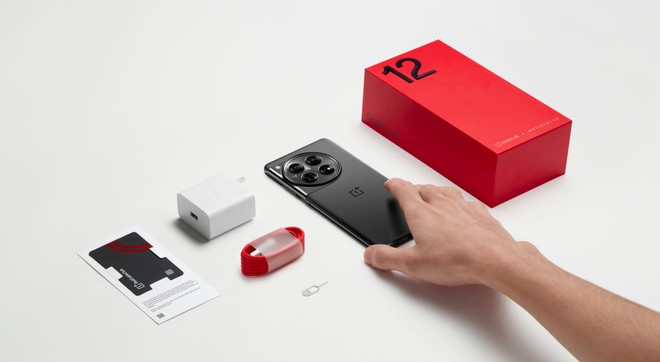 OnePlus 12 e 12R, nuove immagini: ecco cosa ci sarà nelle confezioni di vendita
