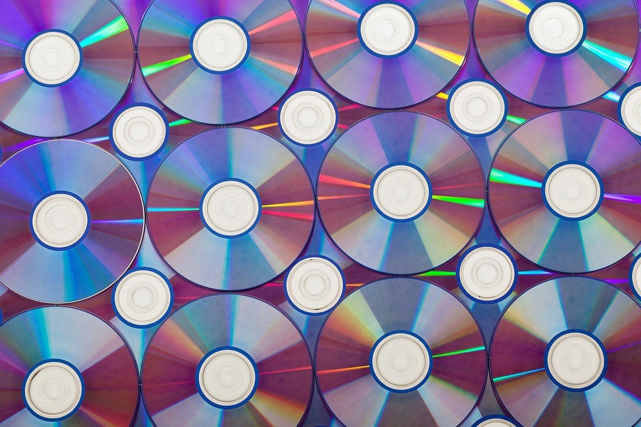 Warner Bros, allarme DVD: centinaia di titoli degli anni 2000 si deteriorano
